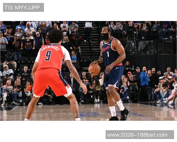 哈登全场表现亮眼贡献20分6板13助3断但7次失误影响球队节奏