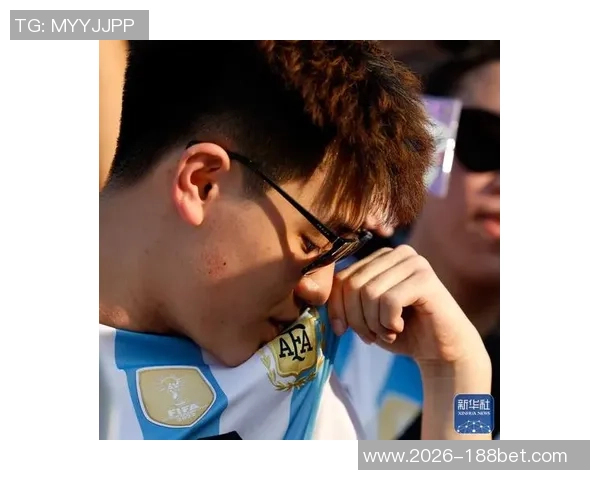 曾凡博与狄龙赛前激情致辞引发现场球迷热烈欢呼气氛高涨 曾凡博与狄龙赛前激情致辞引发现场球迷热烈欢呼气氛高涨